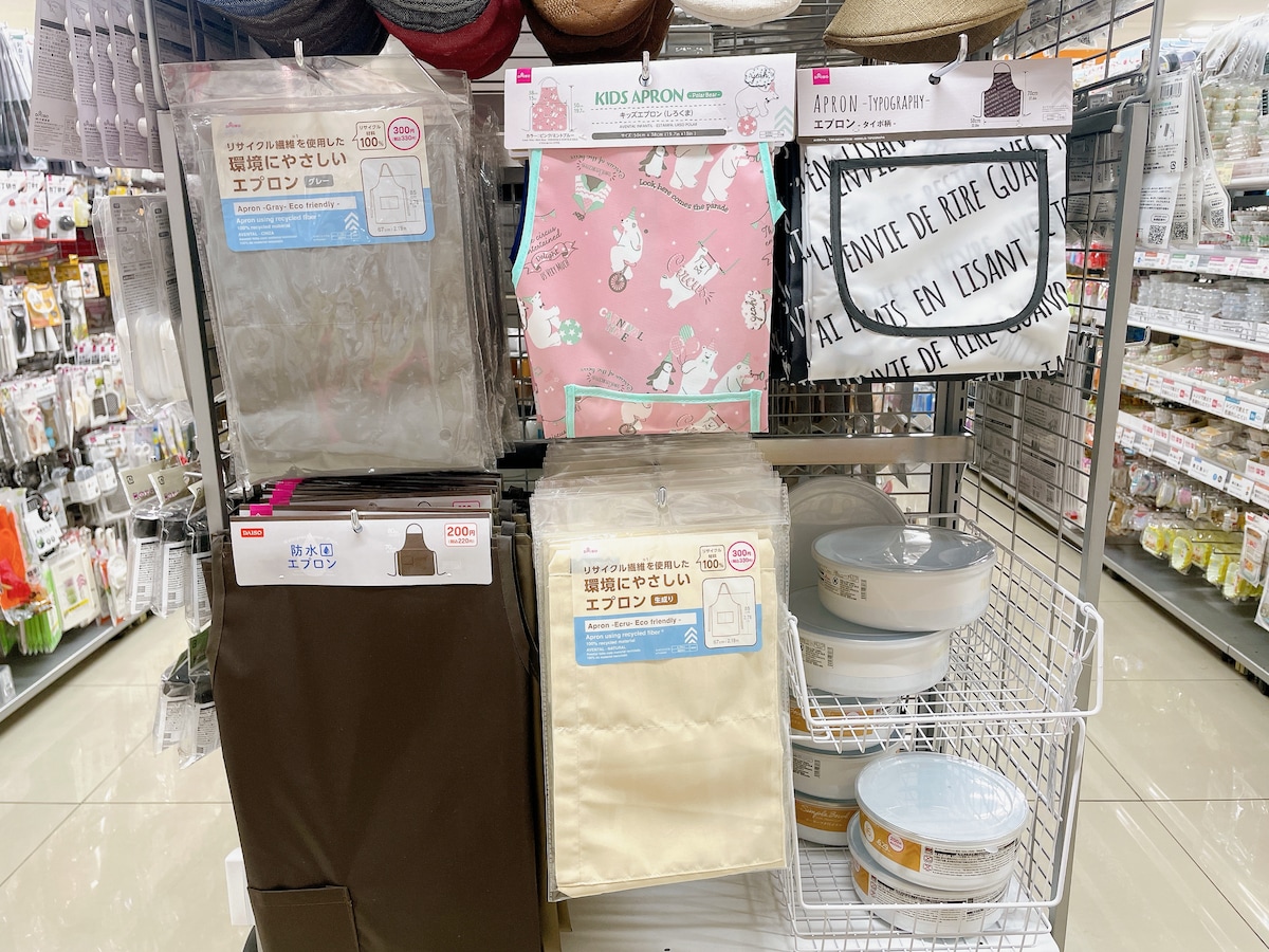 100均のダイソーはエプロンの種類も豊富！