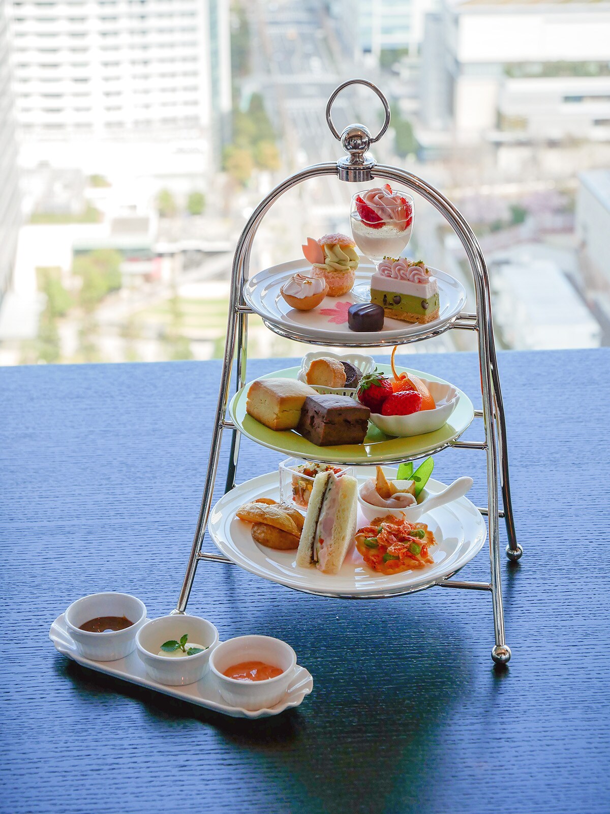 横浜ベイホテル東急「さくらアフタヌーンティー」の「桜と抹茶のムース」はきなこ風味のビスキュイの上に抹茶と桜のムースを重ね、桜色のクリームをあしらっています（筆者撮影）