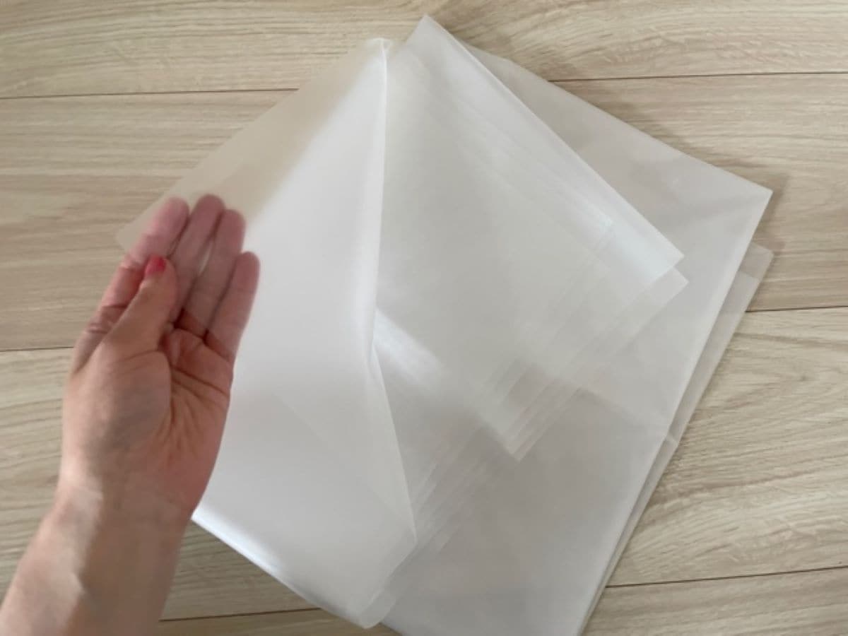 セリアの「テーブルクロス 半透明」はローテーブルにも使いやすい