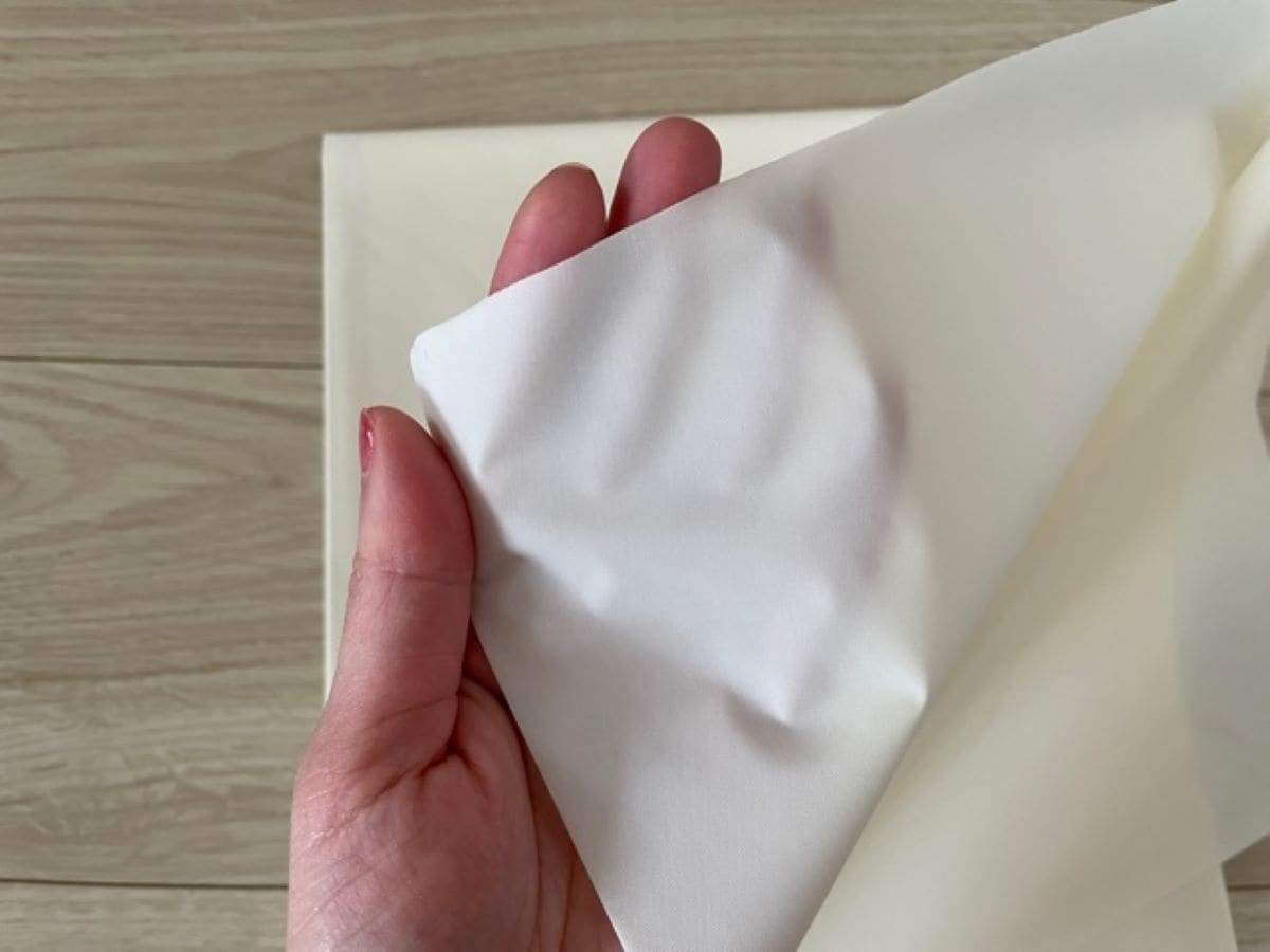 セリアの「カラーテーブルクロス」を使用する際にはすべり止めの併用がおすすめ