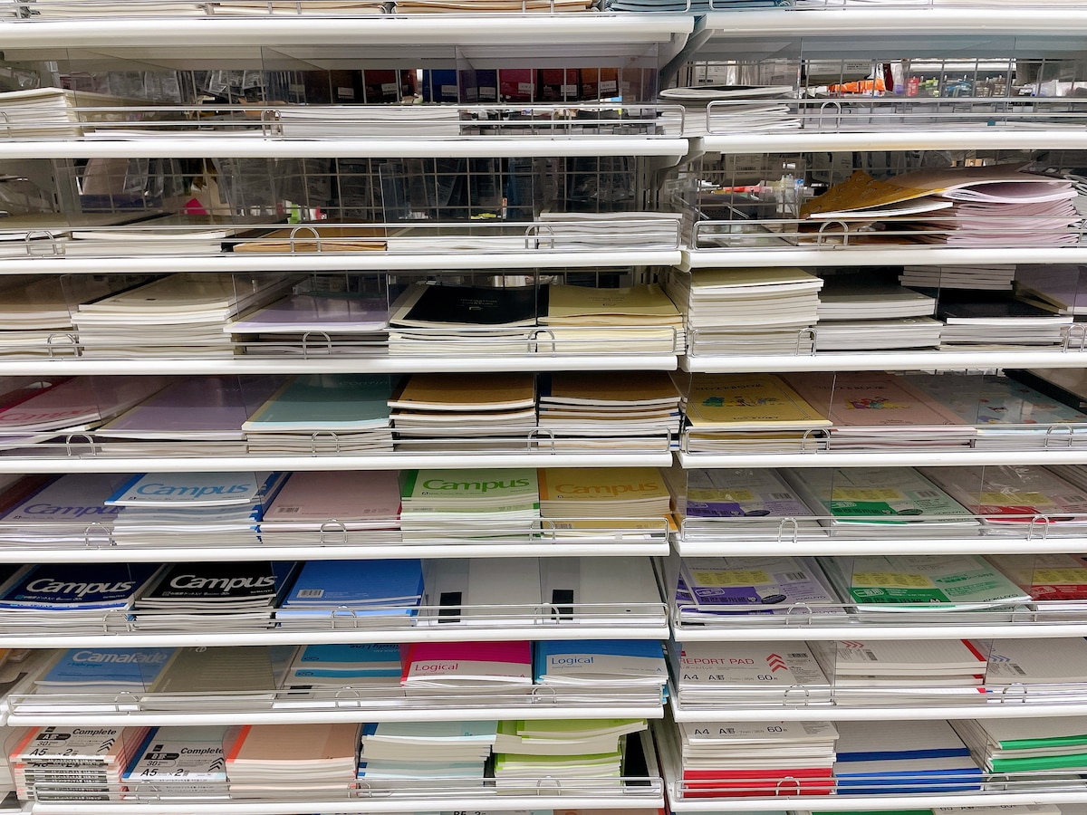 ダイソーのノートは文房具コーナーに大きく展開されている