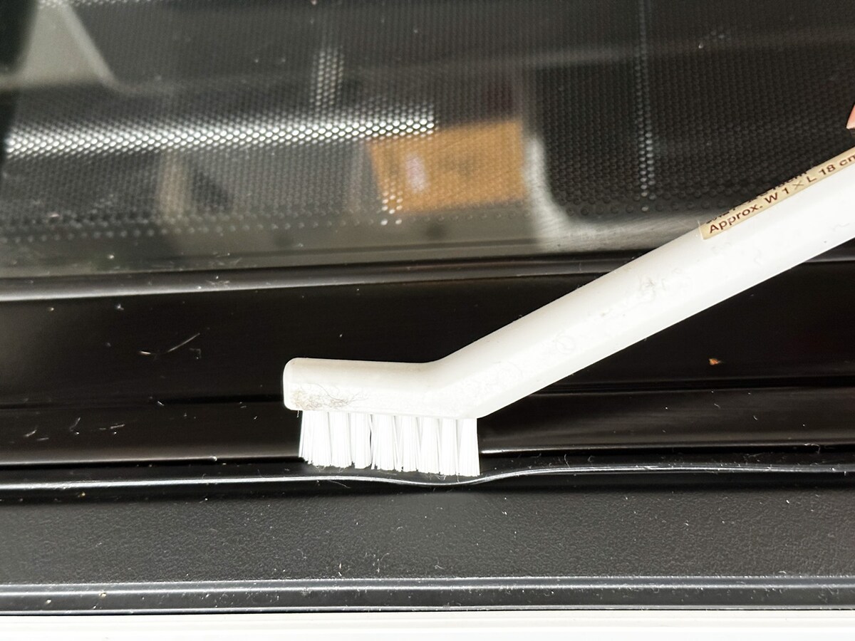 電子レンジ扉の溝は綿棒やブラシを使って掃除する