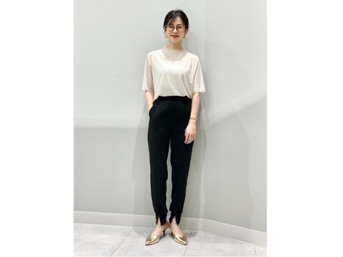 首もとのフリルがフェミニンなポイントに　出典：StyleHint