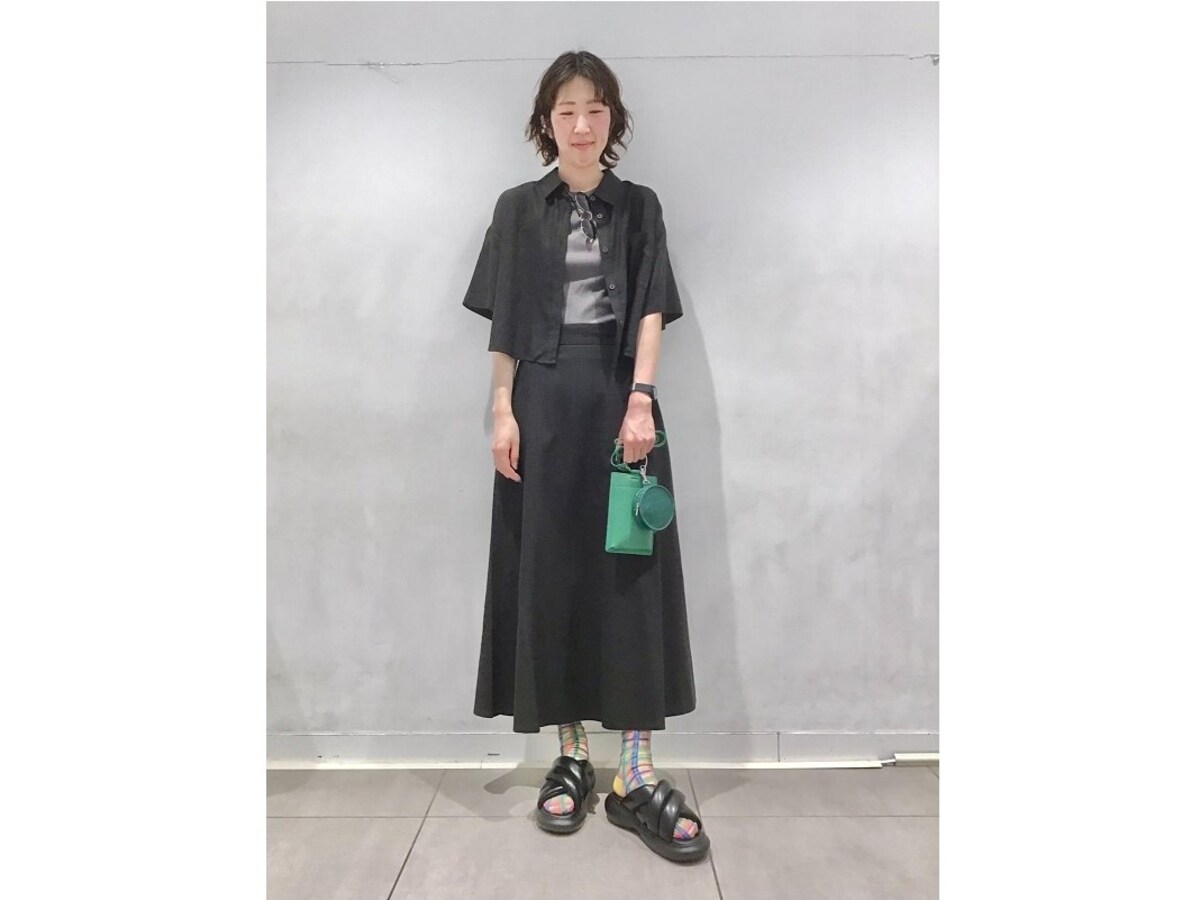 スカートとブラックで色を揃えて統一感を　出典：StyleHint