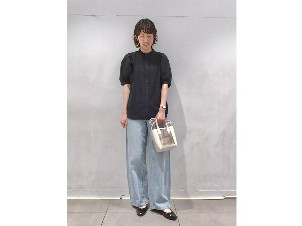 甘めブラウスとデニムで大人のカジュアルコーデに　出典：StyleHint