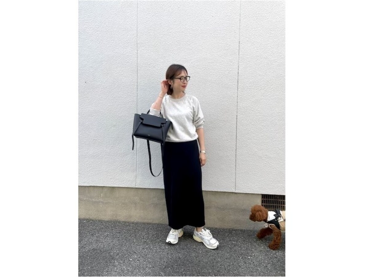 カジュアル見えしやすいスウェットはモノトーンでスタイリッシュに　出典：WEAR