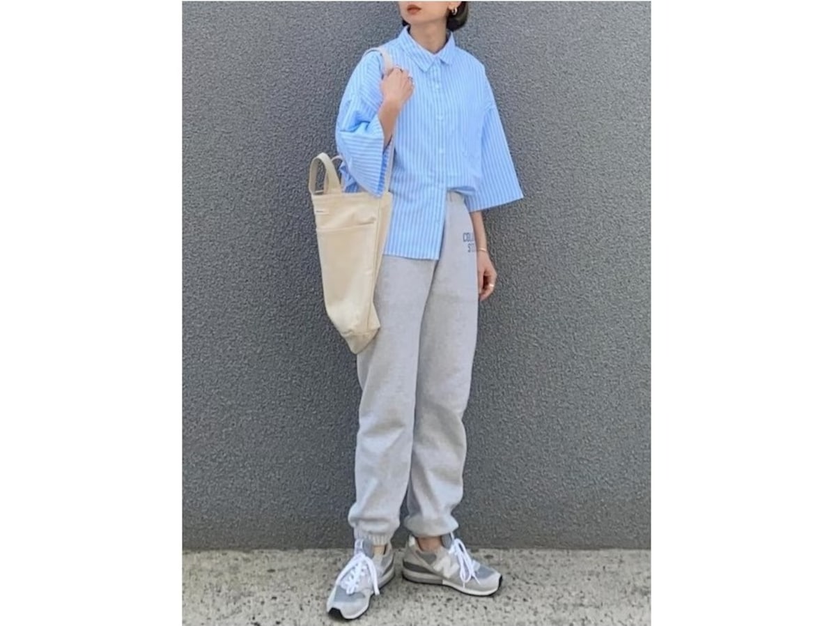 楽チンなスウェットパンツはシャツを合わせてシャープな印象に　出典：WEAR