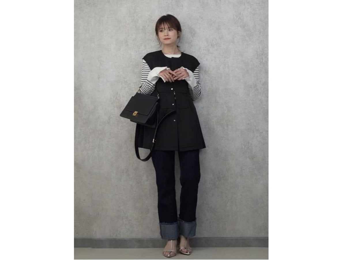 首のつまったデザインは、きれいめにもカジュアルにも着られて便利　出典：WEAR