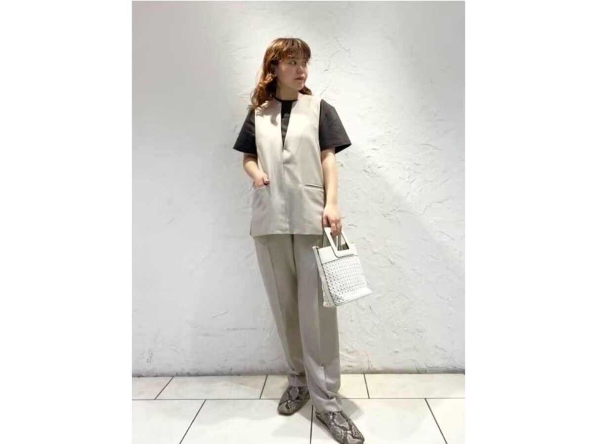 ベスト＆パンツのベージュのセットアップは着まわし度抜群　出典：WEAR