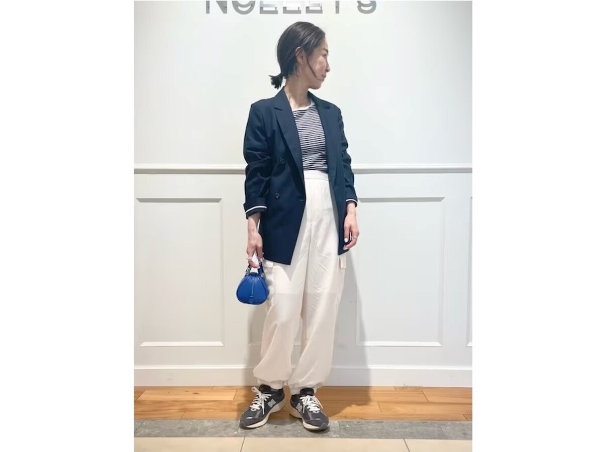 【OKコーデ】カーゴパンツは清潔感のある白を選び、ジャケットで大人仕様に　出典：WEAR
