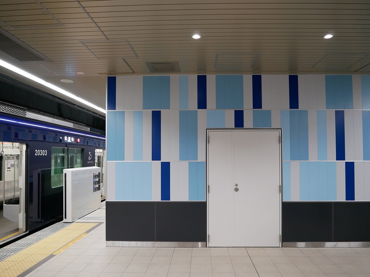 ホームは「川の町」を表現したカラーリング
