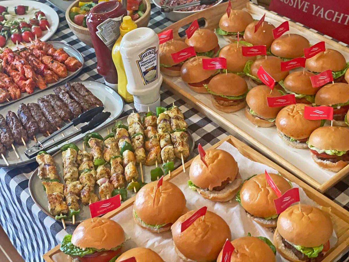 ヨットクルーズの昼食