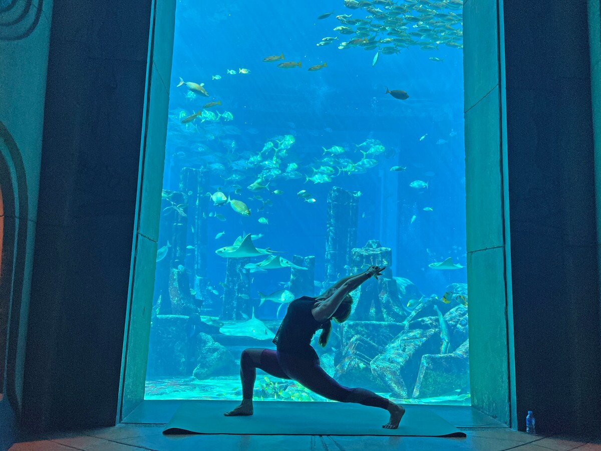 アトランティス・ザ・パームのロストチェンバー水族館での朝ヨガ