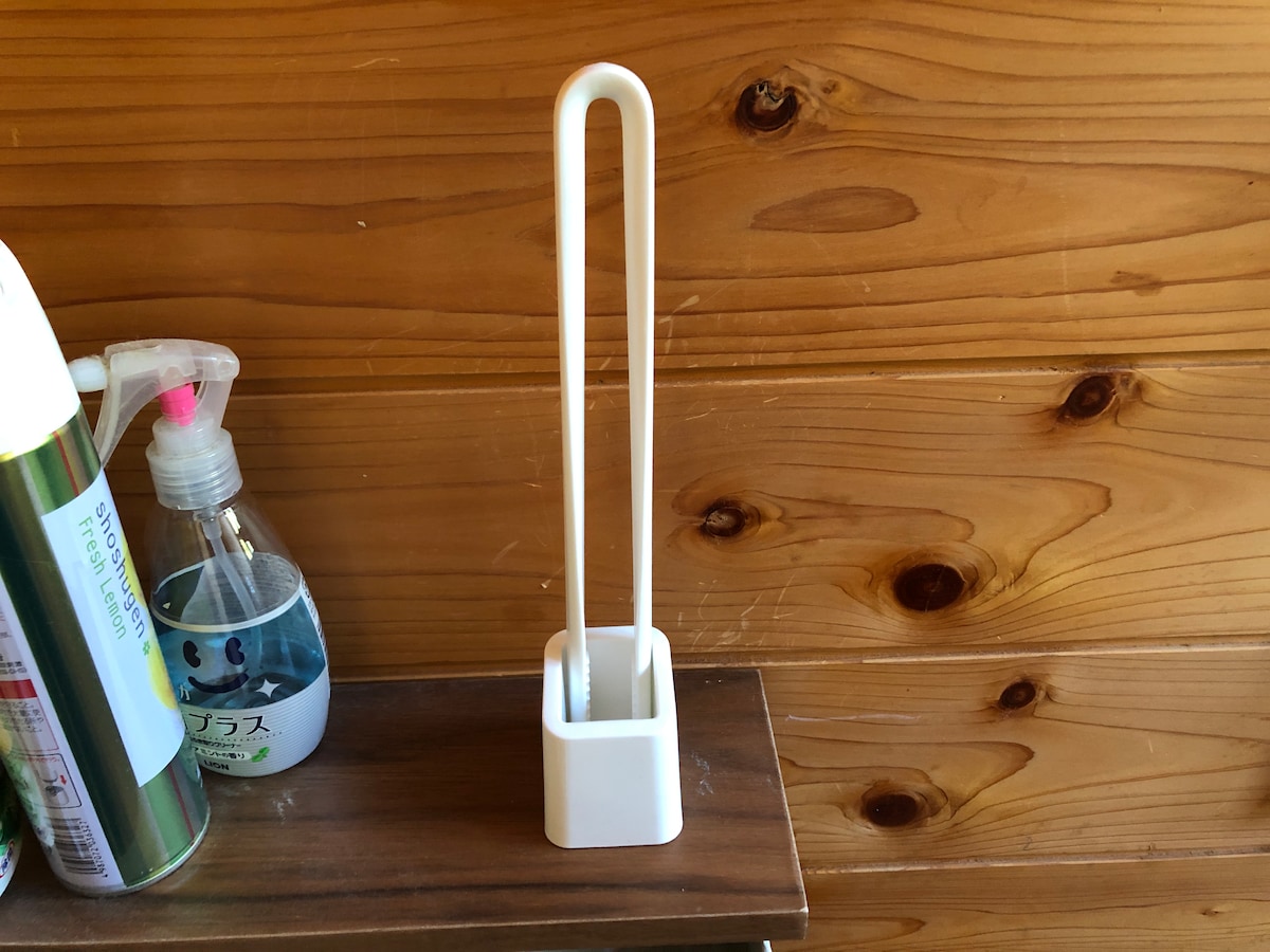 セリアの使い捨てトイレブラシ「トイレ用おそうじトング」はトイレの棚に置いても邪魔になりにくいサイズ