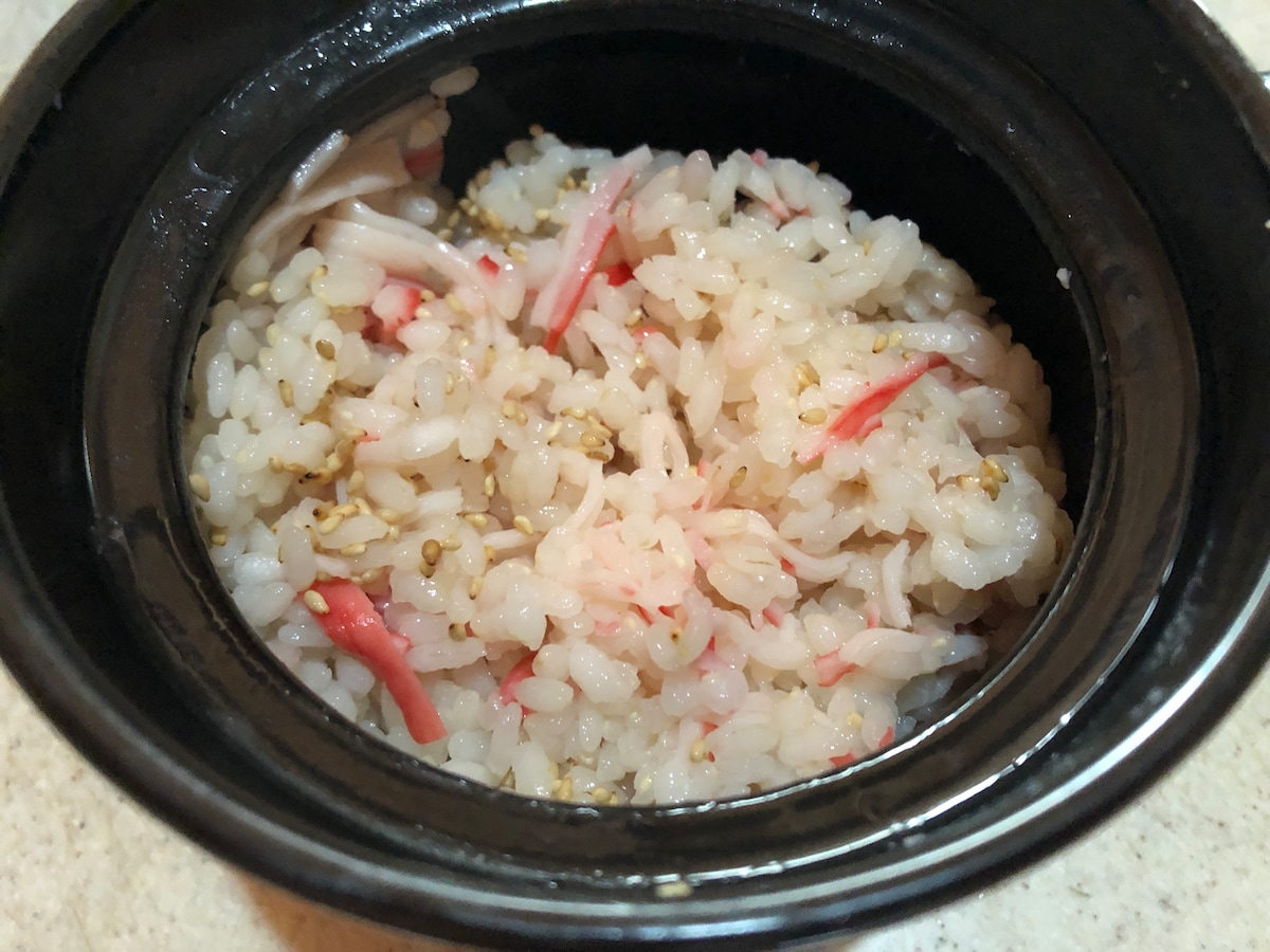 ダイソーの「炊飯マグ」を使ってカニカマの中華炊き込みご飯