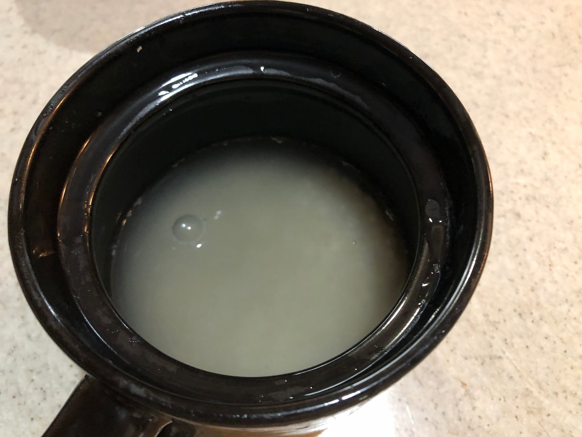 炊飯マグに洗ったお米と水を入れて、30分ほどおく