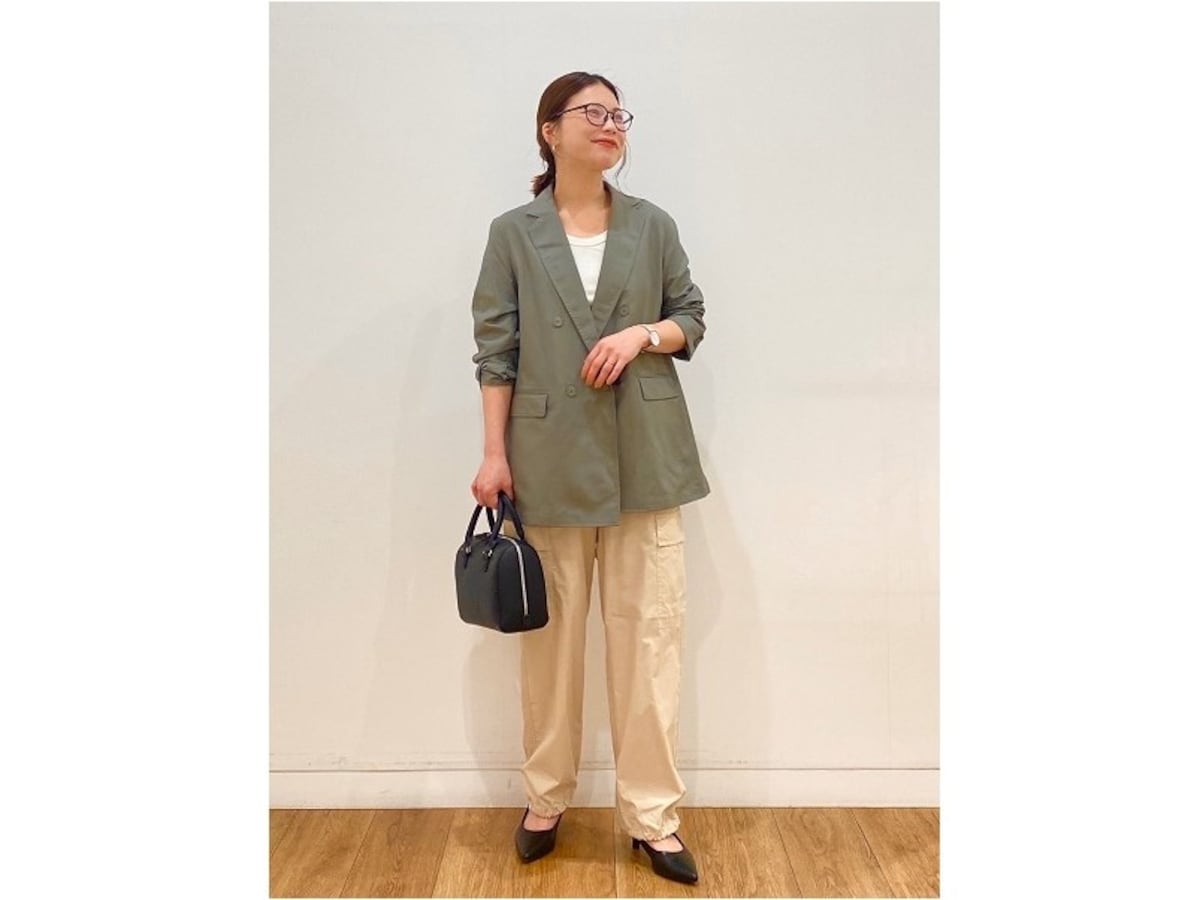 さらっと羽織れる堅すぎないジャケットは大人のデイリーコーデに重宝します 出典:StyleHint