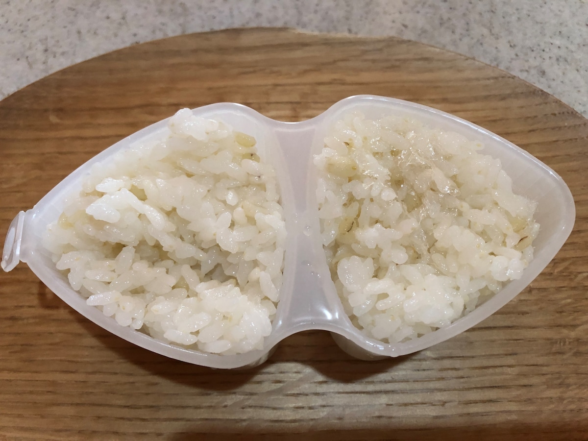 「おにぎり なるほど押し型 三角」の本体にご飯を入れる