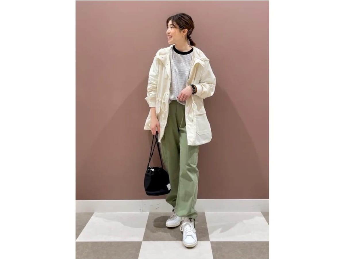 薄手の長袖カットソーなど体温調整しやすいアイテムを重ねて　出典：WEAR