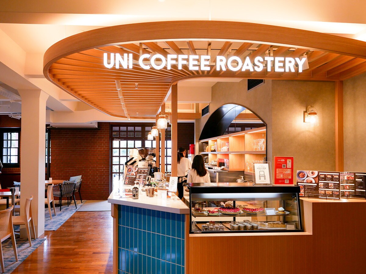 ユニコーヒーロースタリー 横浜赤レンガ倉庫は、レンガやむき出しの配管を活かしたブルックリンスタイル。ブルーのタイルがアクセント