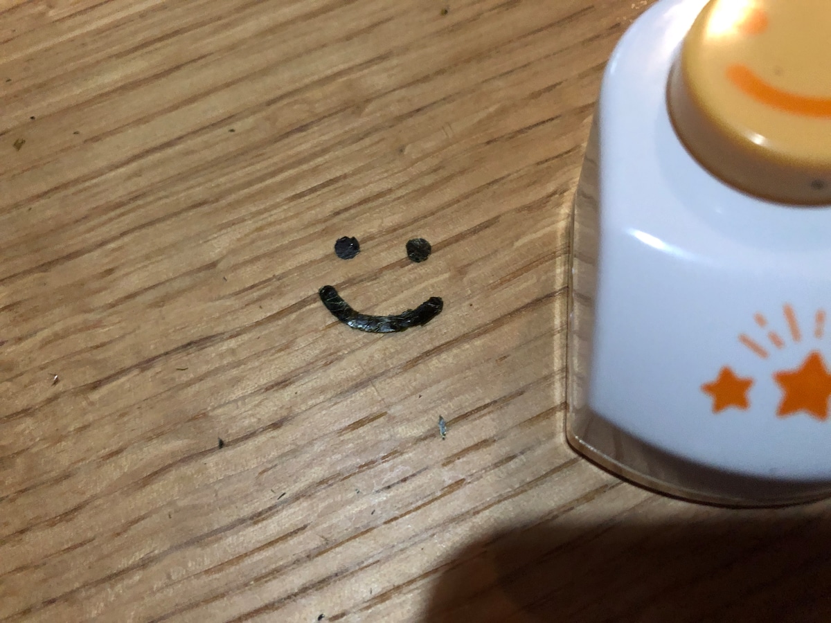 「のり用パンチ フレンド」のシンプルなスマイルでくり抜いてみた