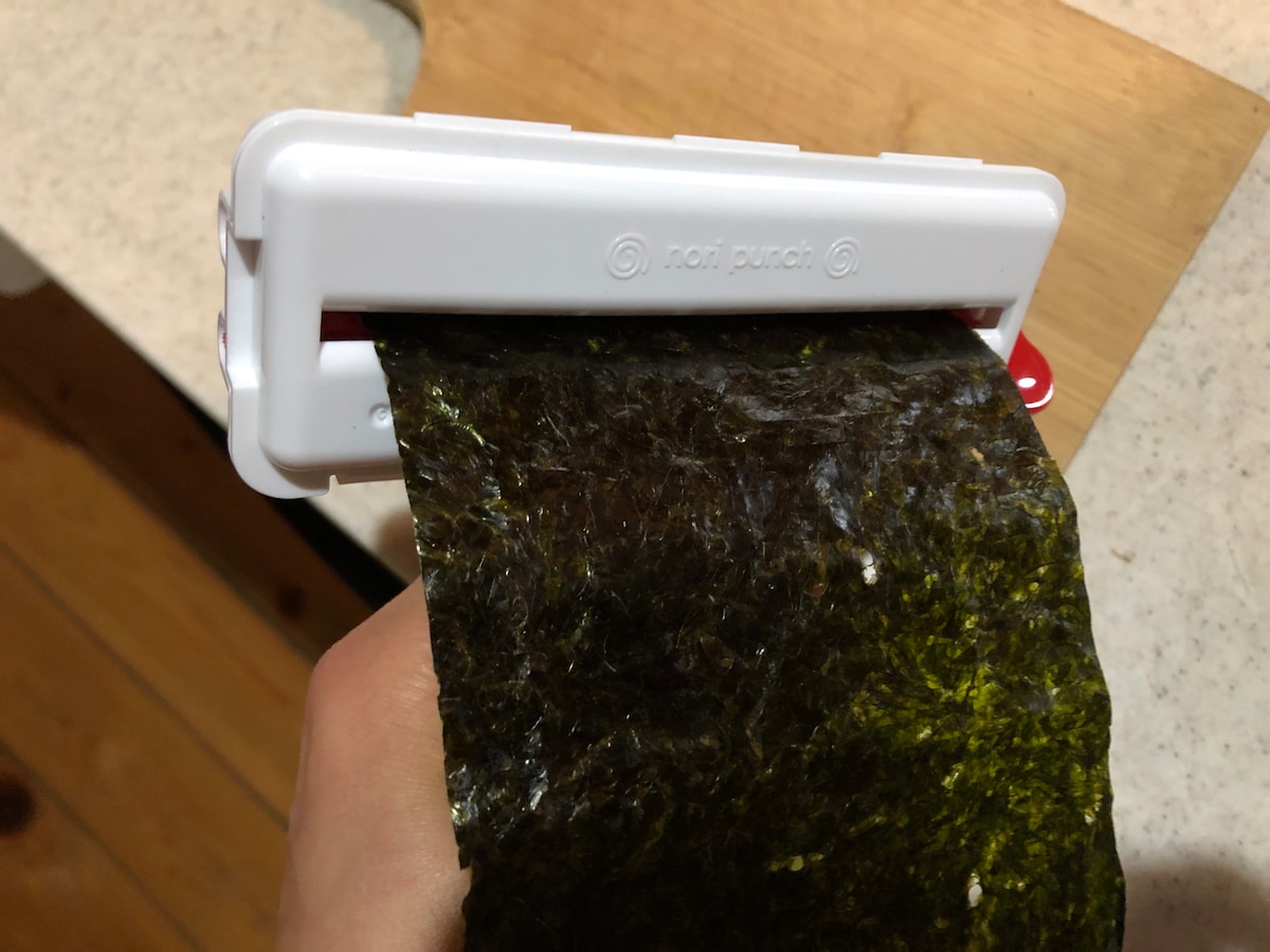 「くるくる海苔パンチ」の穴にのりを入れる