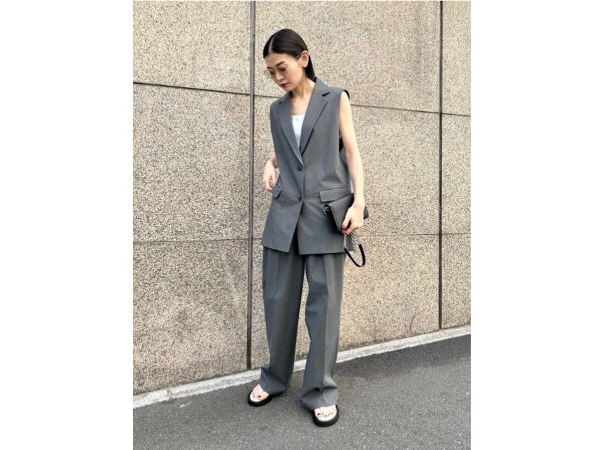 ジレ、タック入りワイドパンツとともにゆったりとしたサイズ感で揃えて　出典：StyleHint