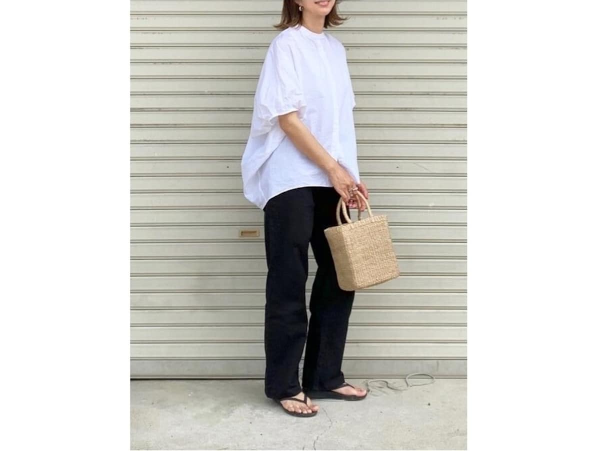 バンドカラーのゆったりシャツは空気が通りやすくて涼やか 出典:WEAR