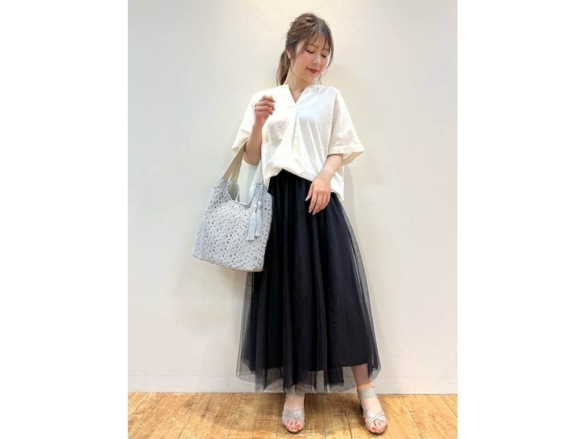 ゆったりとした白のスキッパーシャツは甘めスカートに合わせてミックスコーデに 出典:WEAR