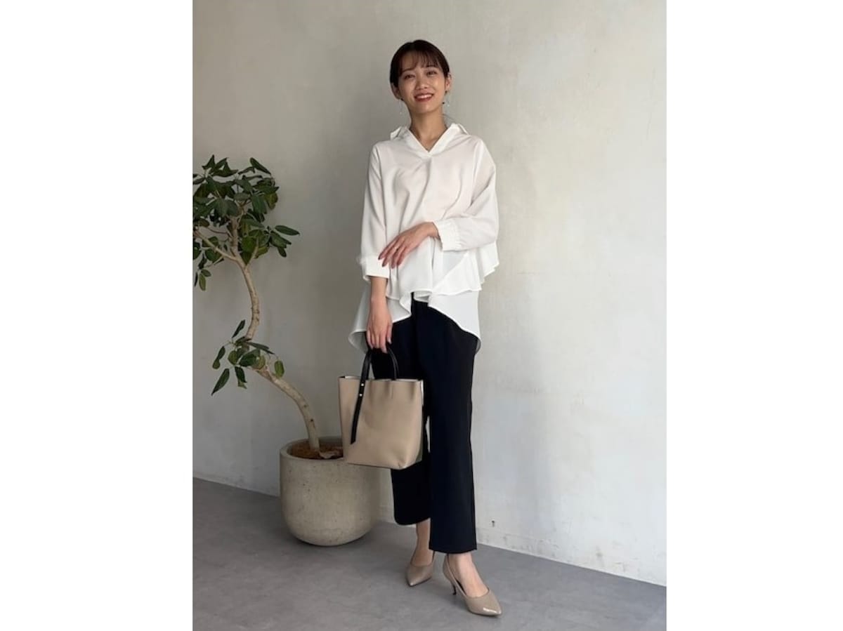 甘めのバックフリルもモノトーンで大人にちょうどいいきれいめコーデに 出典:WEAR