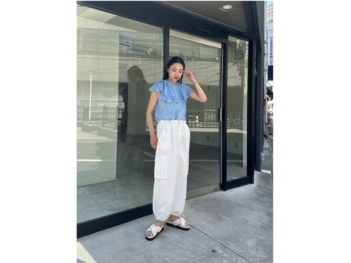 甘めのトップスとカジュアルなカーゴパンツは相性◎　出典：WEAR