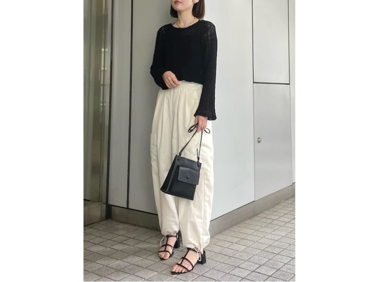 カジュアルなカーゴパンツは透け感のあるフェミニントップスでおしゃれに　出典：WEAR