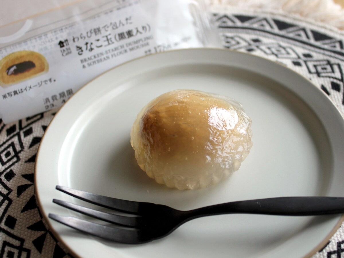 ローソン「わらび餅で包んだ　きなこ玉（黒蜜入り）」