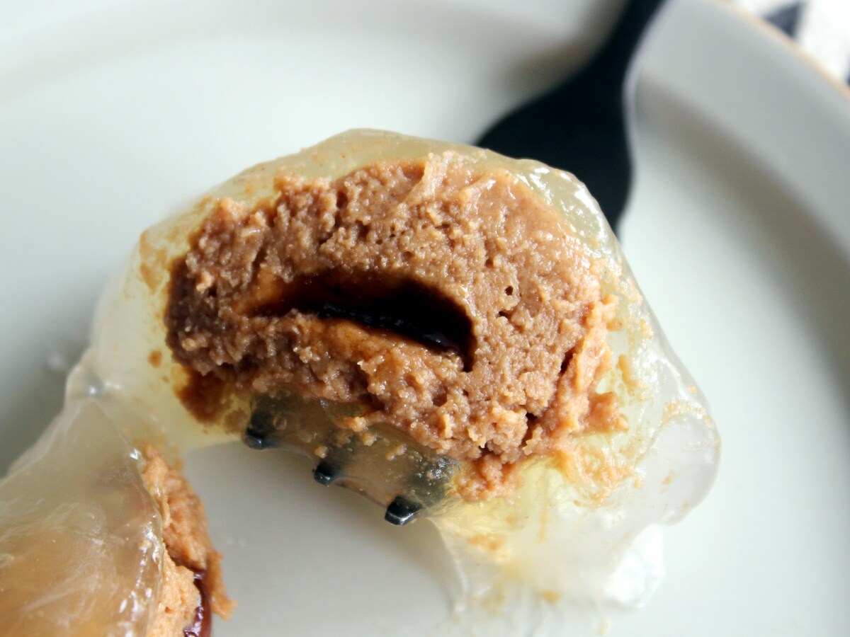 ローソン「わらび餅で包んだ　きなこ玉（黒蜜入り）」
