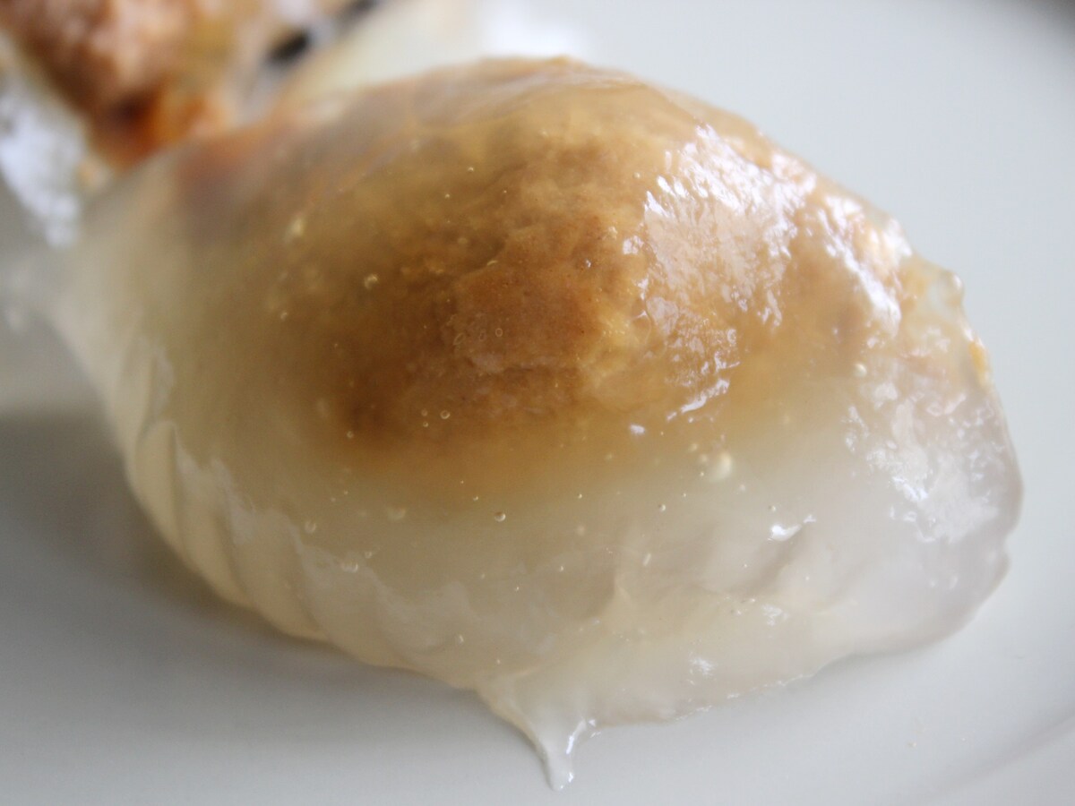 ローソン「わらび餅で包んだ　きなこ玉（黒蜜入り）」
