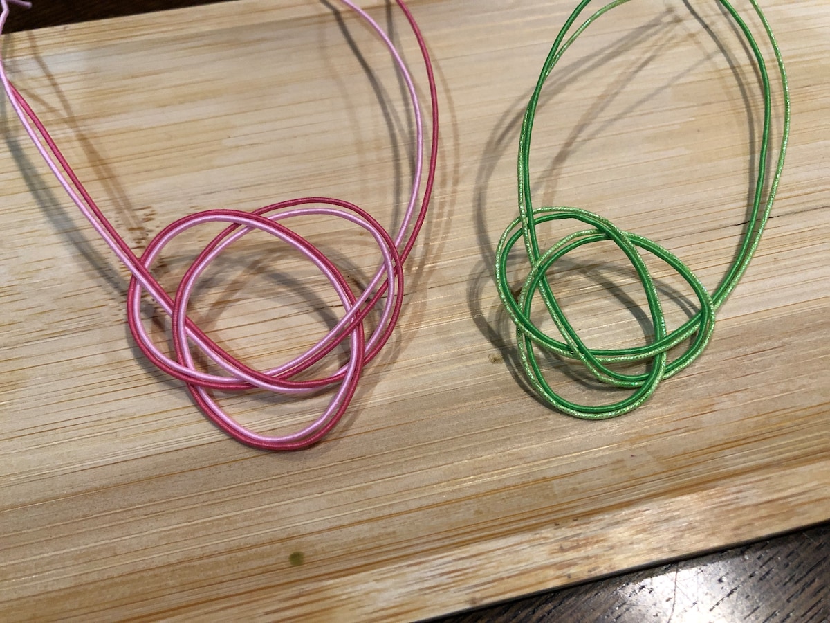 筆者が作ったあわじ結びの水引。なんか、違う……