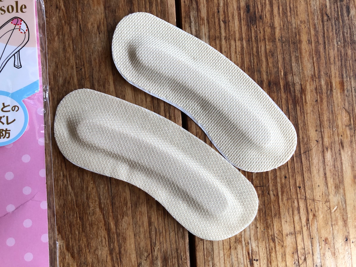 キャンドゥの「靴ずれ防止用ポイントインソール」はスポンジ入りで厚みがある