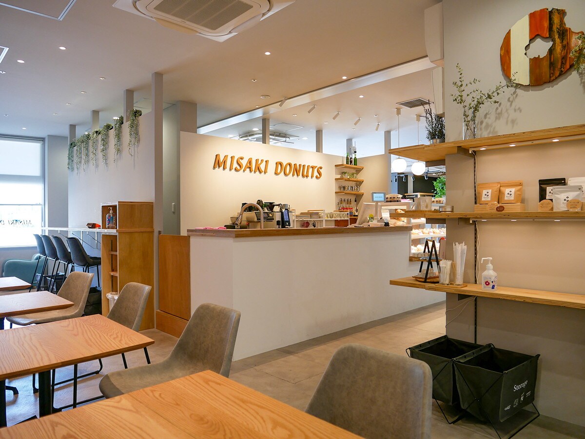 「ミサキドーナツ星天qlay店」はカフェスペースを併設