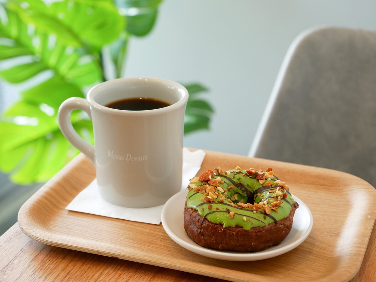 「ピスタチオ」(税込352円、イートイン価格)はドーナツの中に濃厚でなめらかなピスタチオカスタードが隠れていておすすめ。コーヒー(税込479円、イートイン価格)※ドリンクはドーナツとセットで100円引き