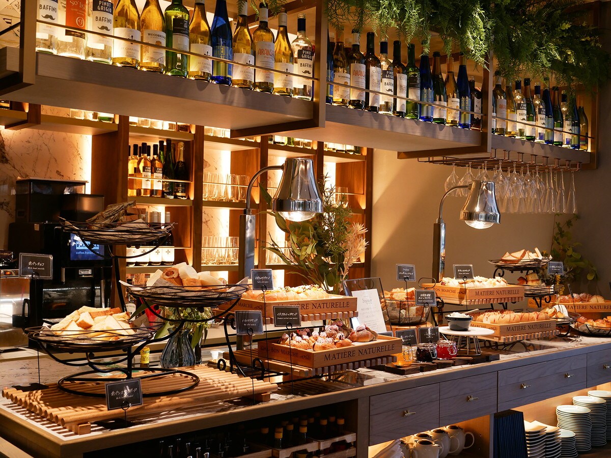 イタリアンレストラン「UNION SEAFOOD CAFE」(Bゾーン1階)……ランチタイムのパンブッフェが大人気。ディナータイムはオイスターバー&イタリアンとしてにぎわっています