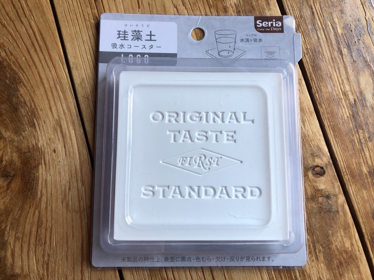セリアの 「珪藻土吸水コースター LOGO」