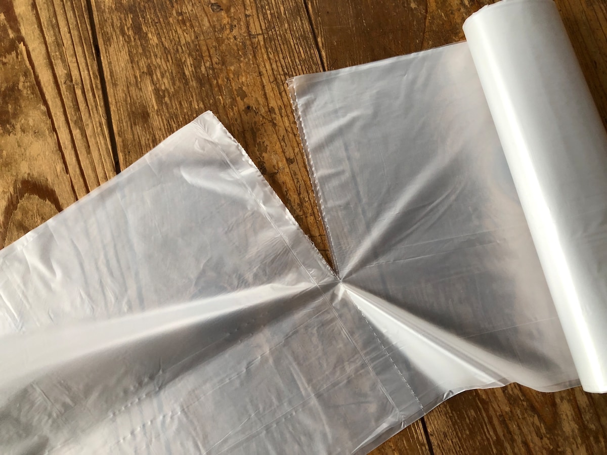 ダイソーの「ゴミ袋45L ロール巻き」には切り取り線がある。そこから切り取っていく