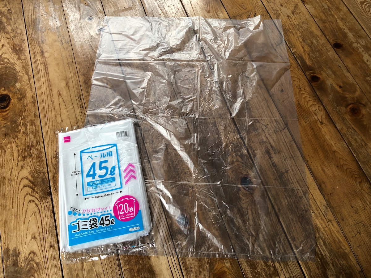 ダイソーの「ペール用　45L 半透明」は床が見えるくらいの透け感