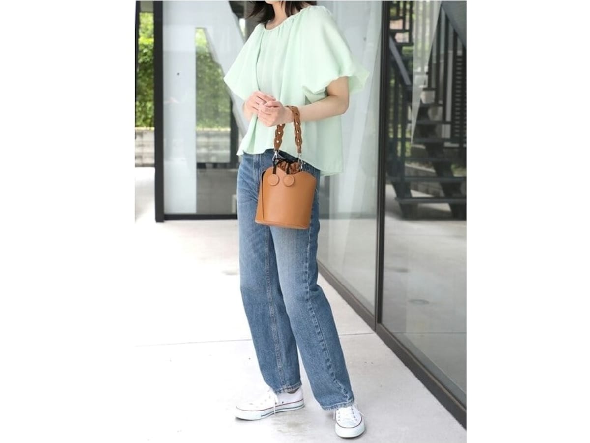 フェミニンにまとめたいカジュアルコーデにはベーシックなローカットタイプを　出典：WEAR