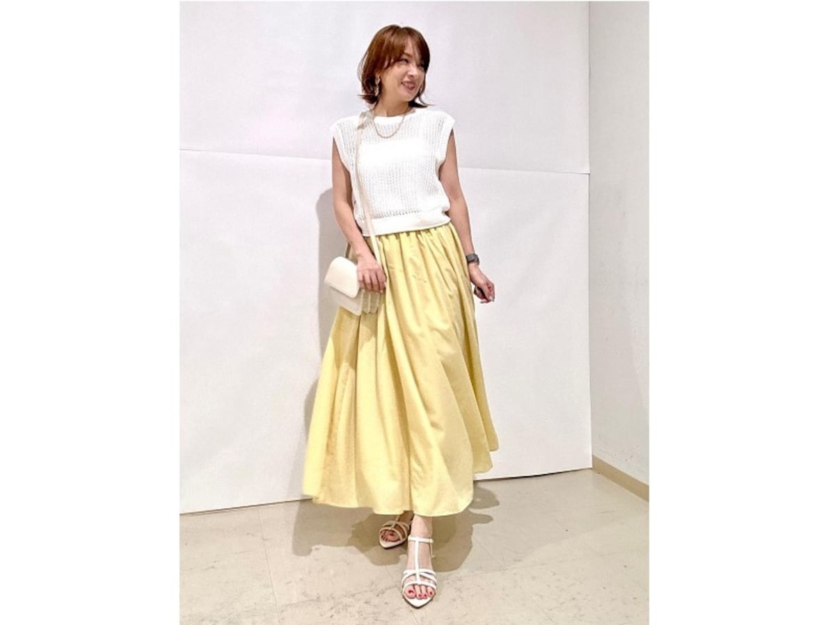 ふんわりとしたロングスカートにメッシュセーターで抜け感をプラス　出典：StyleHint