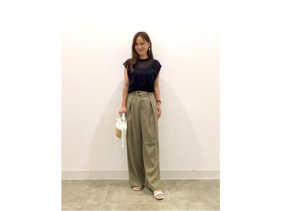 ワイドパンツと合わせてもバランスのいいコンパクトさで使いやすい　出典：StyleHint