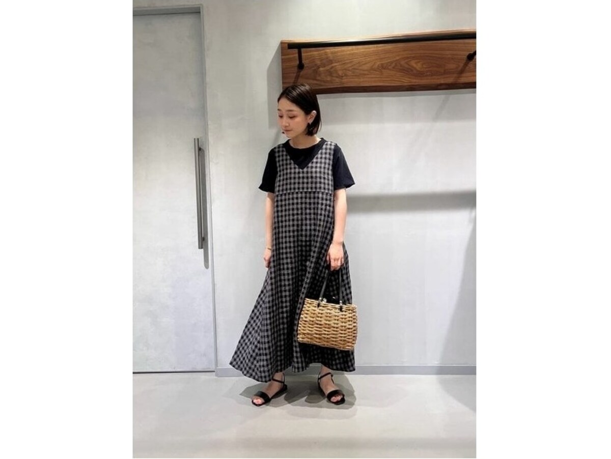 ワンピース等とのレイヤードも黒Tなら子供っぽくならないのが◎　出典：WEAR