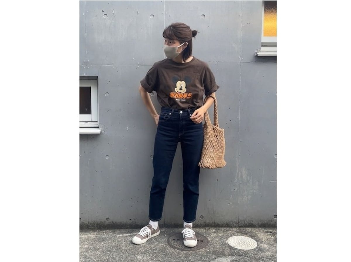 カラースニーカーならいつものカジュアルコーデがこなれた印象に　出典：WEAR