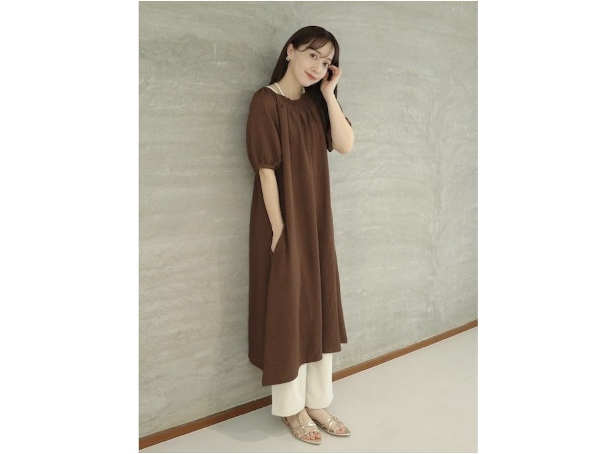 ゆったりワンピースはパンツと合わせる着こなしもいちおし　出典：WEAR