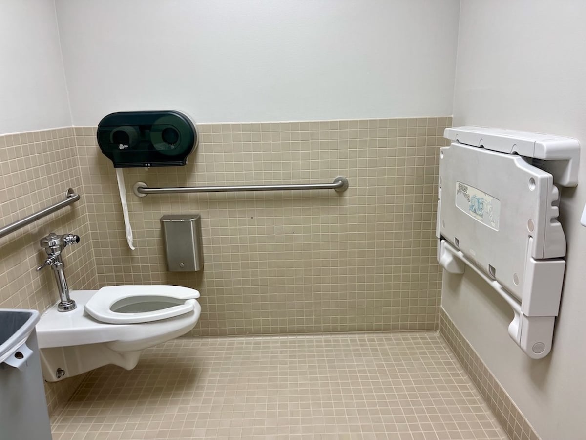 小売店で見かけたユニセックス（オールジェンダー）トイレ内の様子